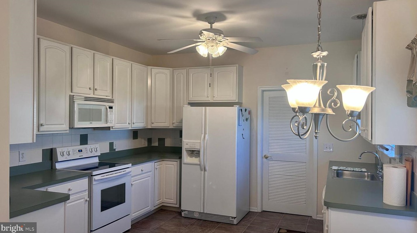 15 Crystal Dr, Beverly, NJ 08010