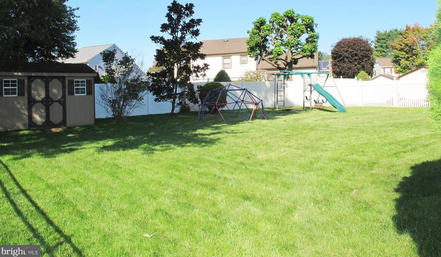 3 Dickens Ln, Mount Laurel, NJ 08054-1908
