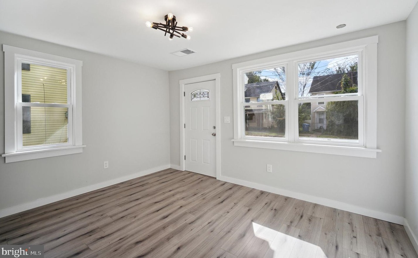 833 W 2nd St, Florence, NJ 08518