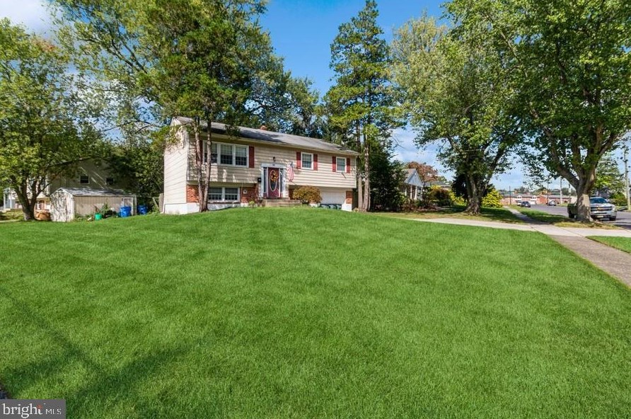 111 Heather Dr, Mount Laurel, NJ 08054-1029