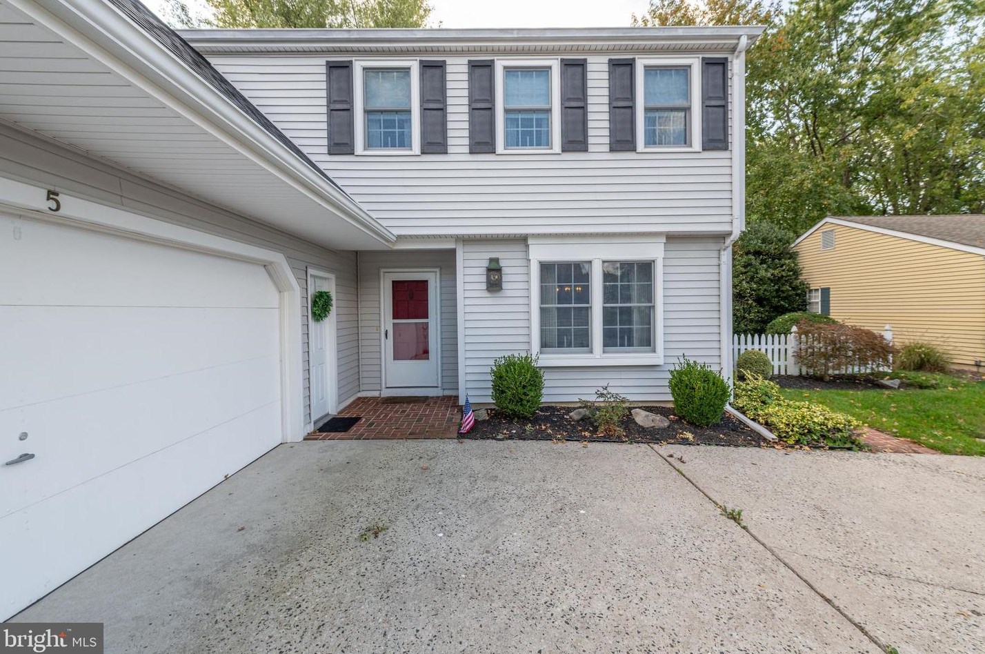 5 Farmington Ct, Medford, NJ 08055-9309