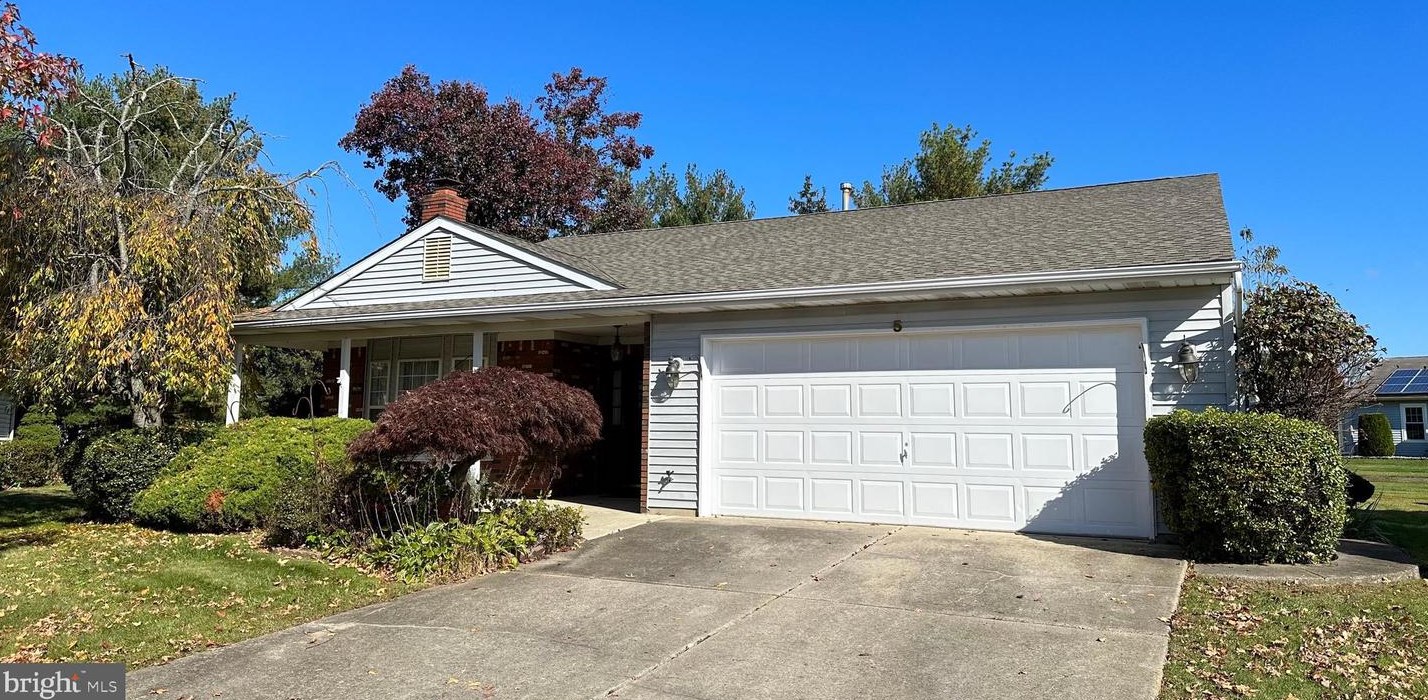 5 Lantern Ct, Columbus, NJ 08022