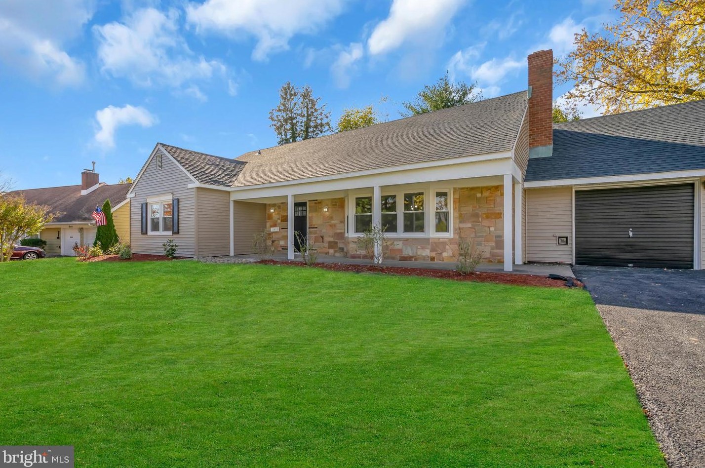 12 Woodhaven Ln, Willingboro, NJ 08046