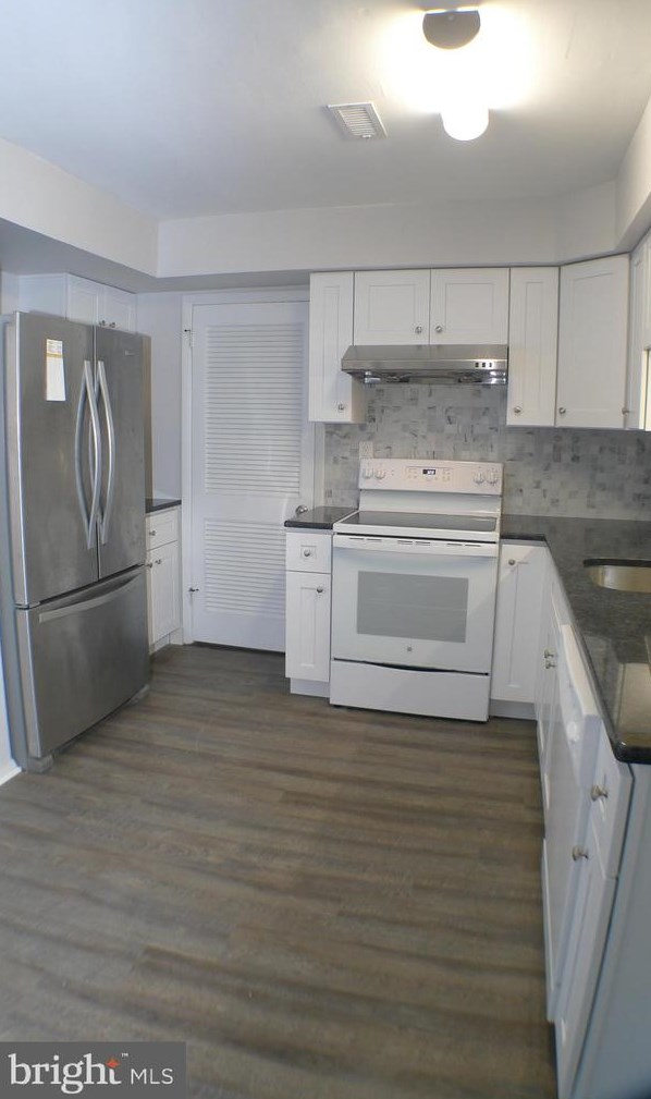 101 Mayfair Ln, Mount Laurel, NJ 08054