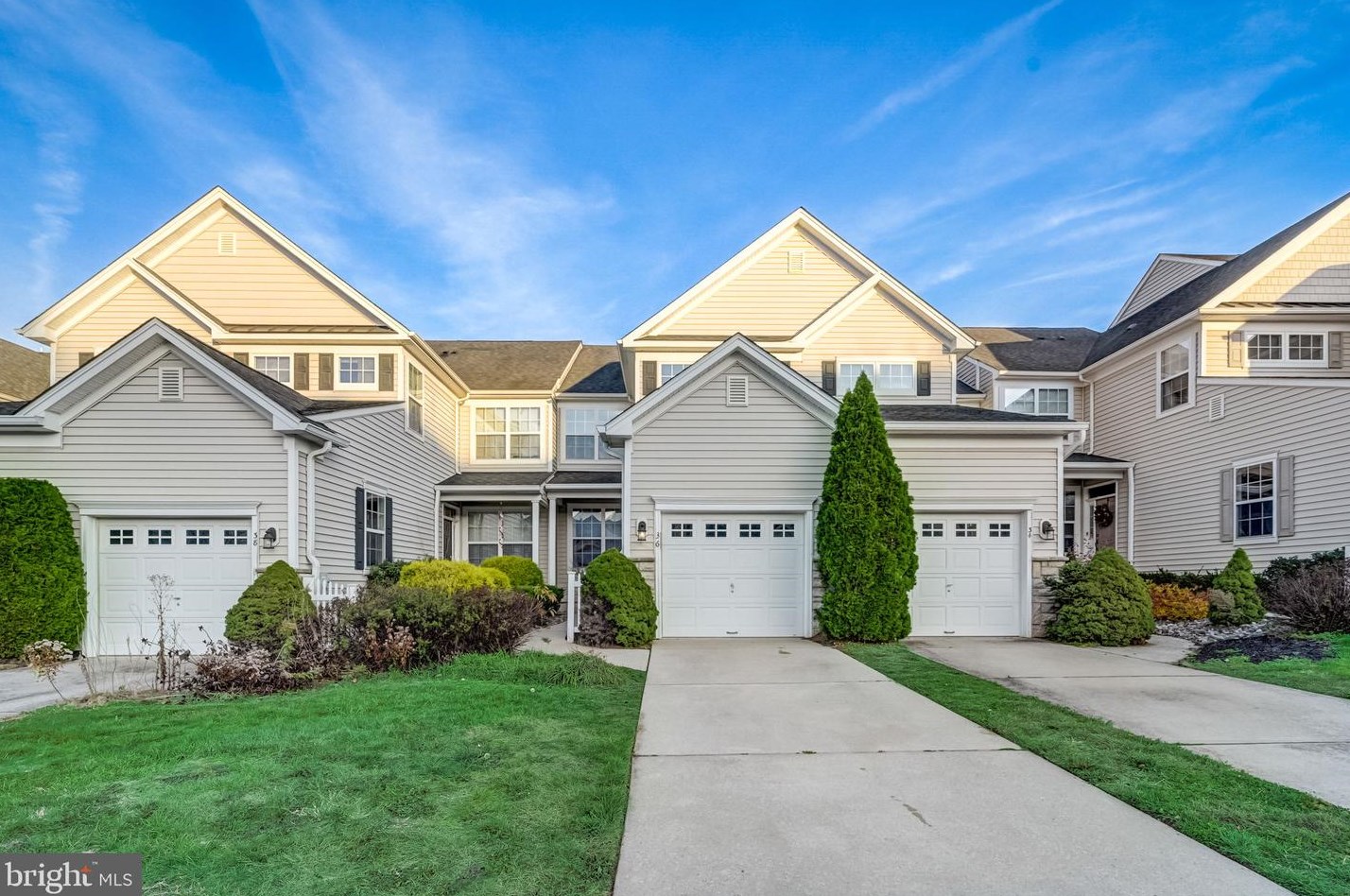 36 Spinnaker Dr, Mount Laurel, NJ 08054
