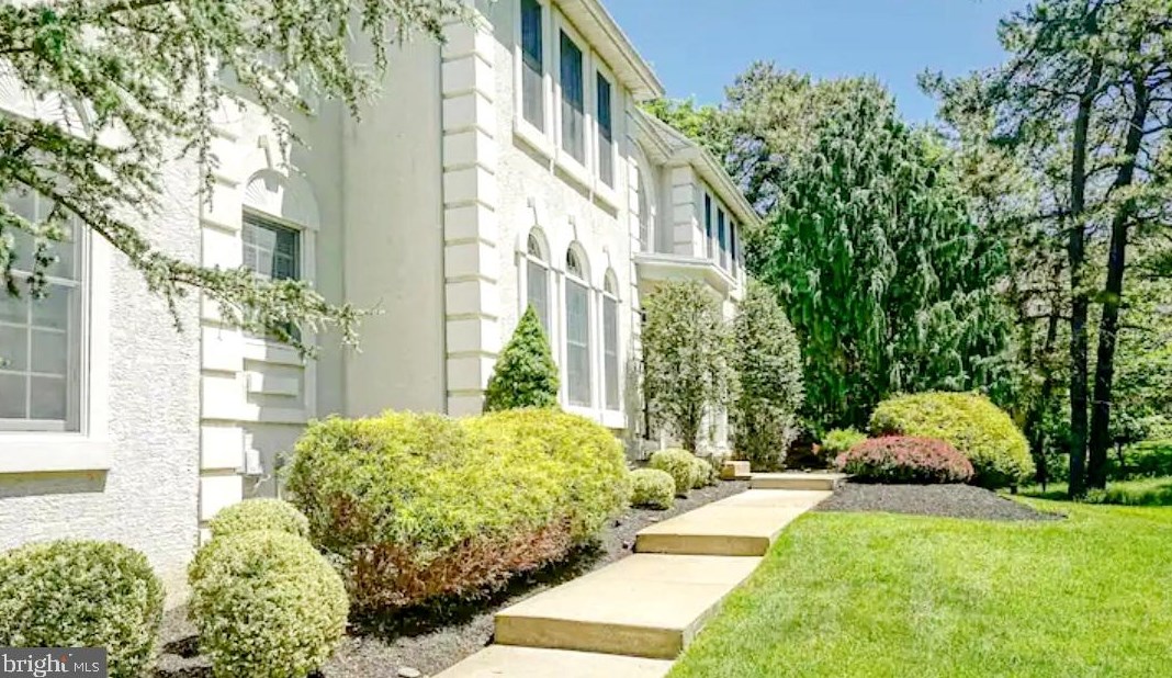 6 High Point Dr, Medford, NJ 08055