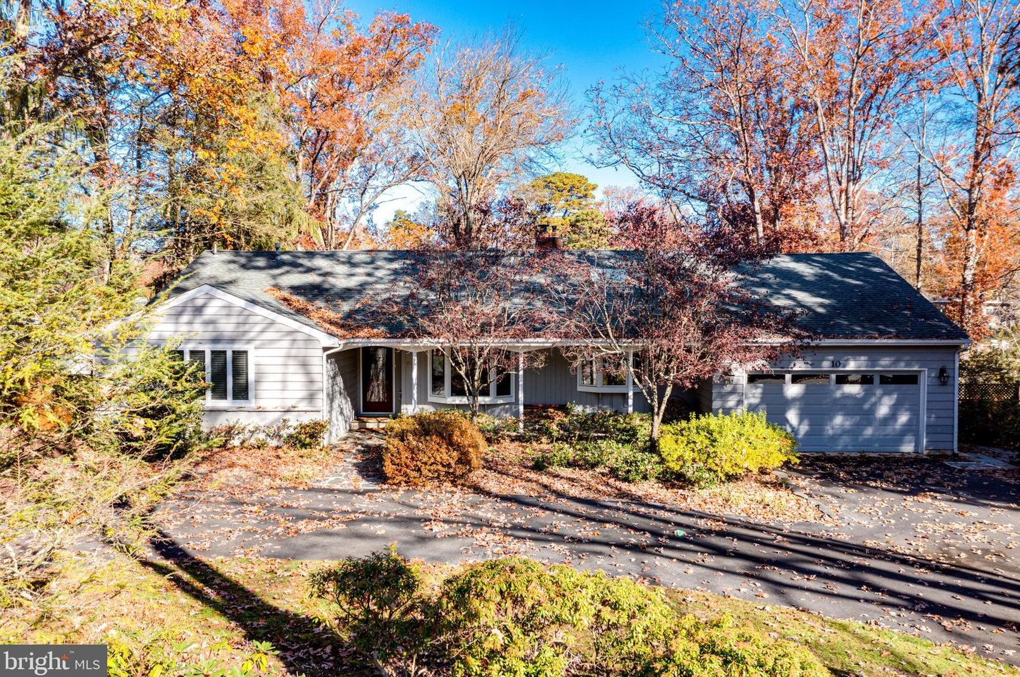 10 Lakeside Dr, Medford, NJ 08055-9590