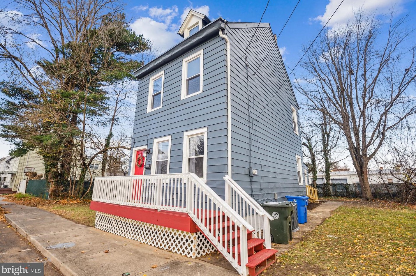 327 Clarkson St, Burlington, NJ 08016