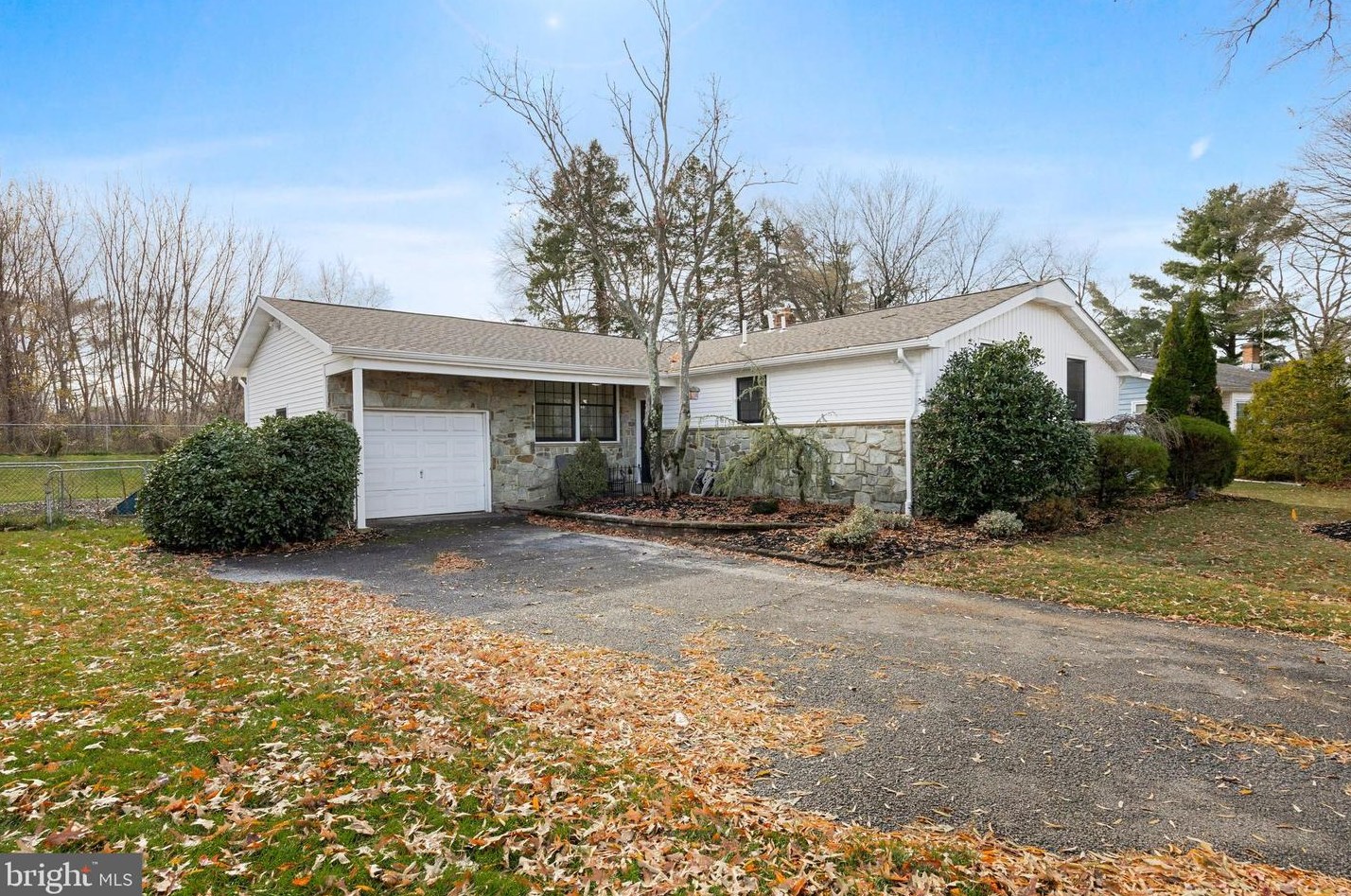 126 S Saint Andrews Ct, Mount Laurel, NJ 08054