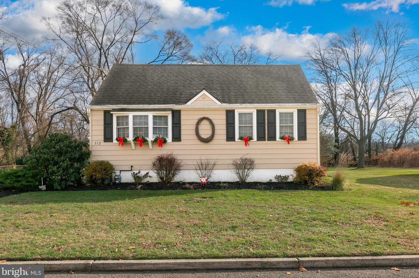 112 Fairfax Dr, Riverton, NJ 08077