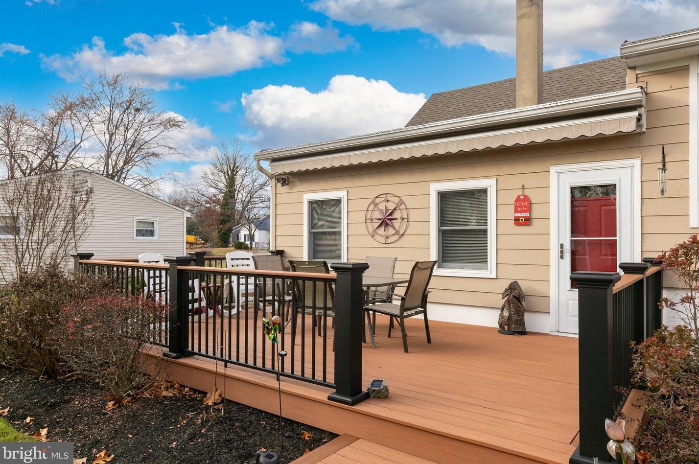 112 Fairfax Dr, Riverton NJ  08077-2133 exterior