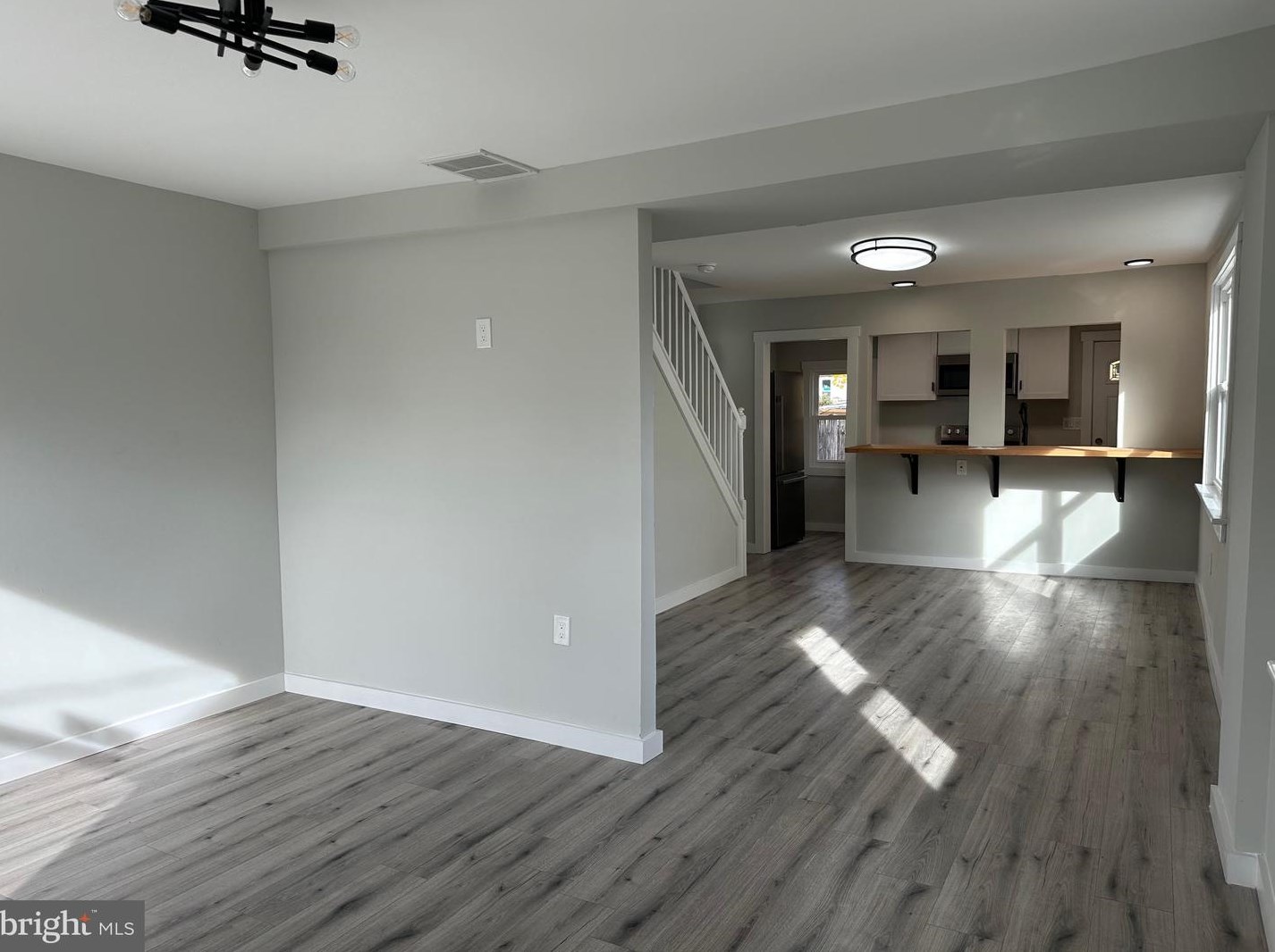 833 W 2nd St, Florence, NJ 08518