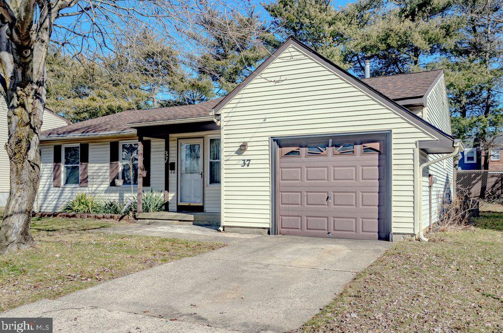 37 Sandal Ln, Willingboro, NJ 08046-1014