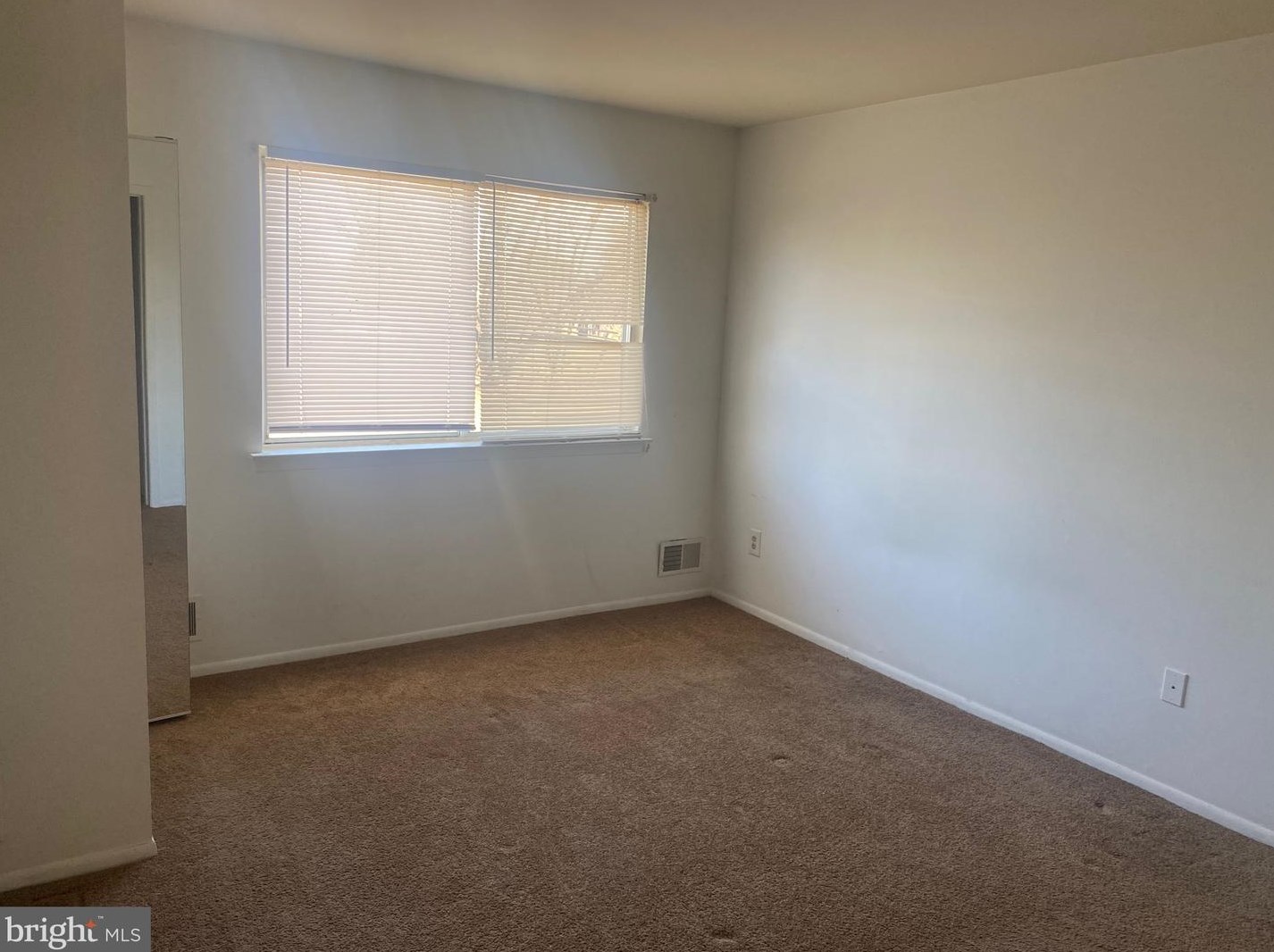 701 Woodchip Rd, Lumberton Township, NJ 08048