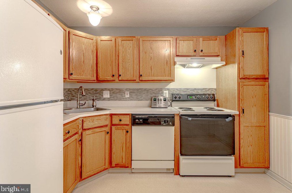 1608 Staghorn Dr, Mount Laurel NJ 08054-6953 exterior