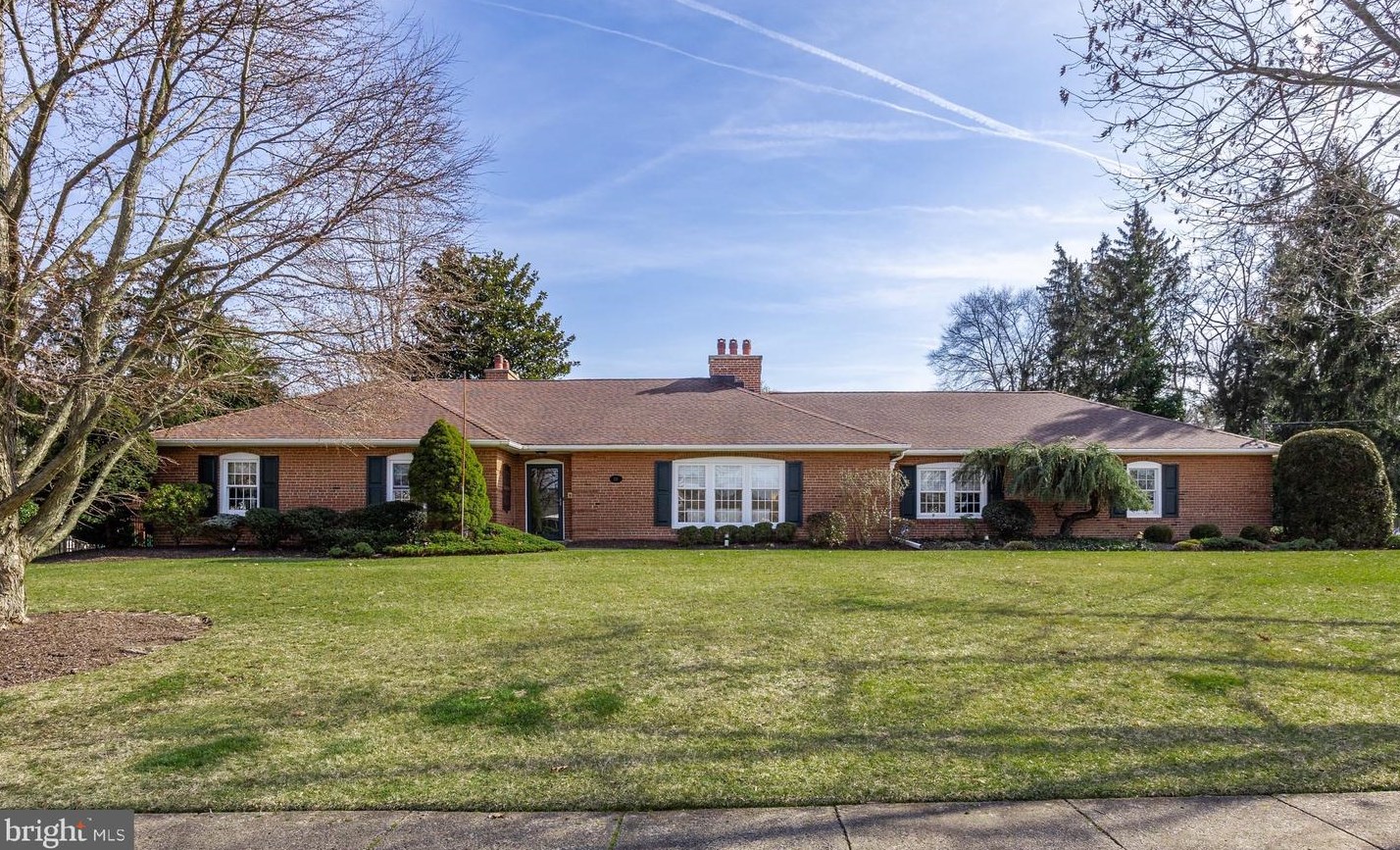 212 Hickory Ln, Moorestown, NJ 08057