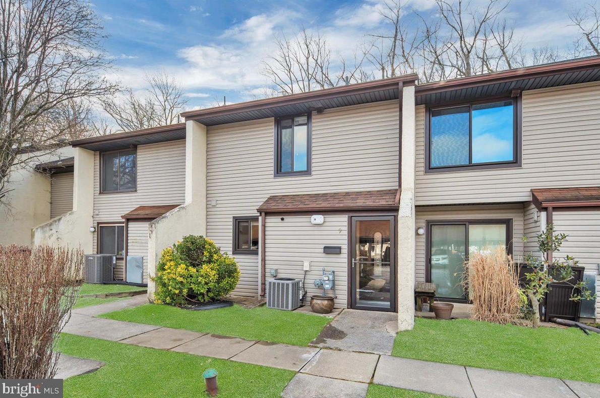 9 W Azalea Ln, Mount Laurel, NJ 08054