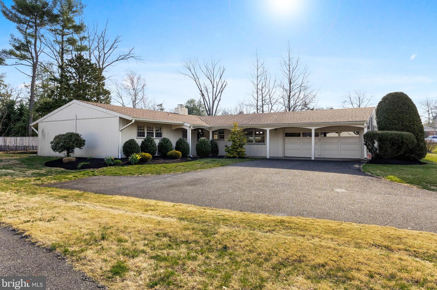 1011 Cherry Ln, Riverton, NJ 08077-2307