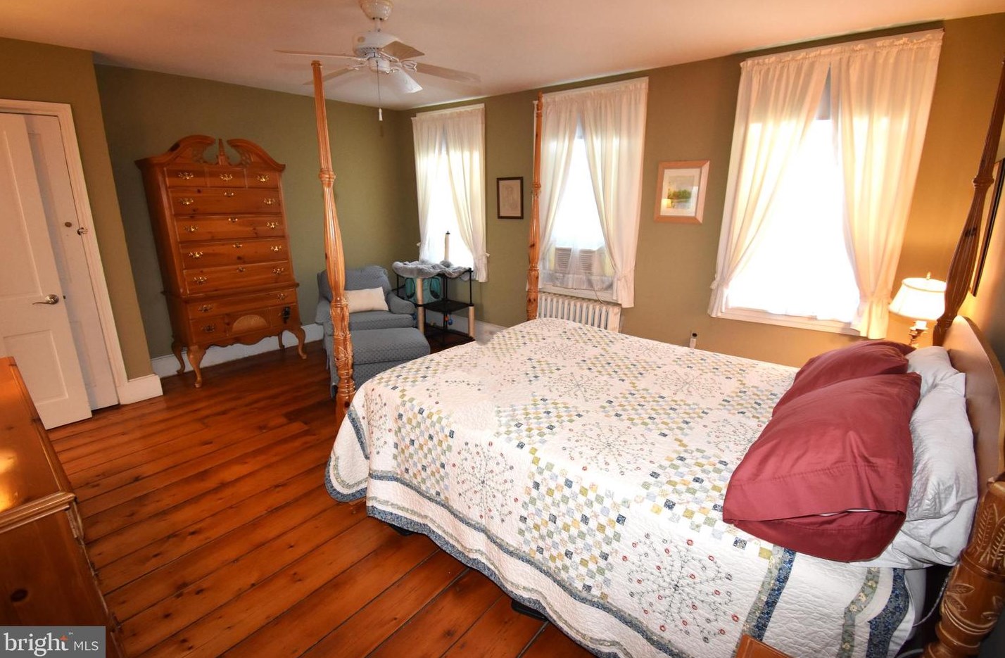 122 Un St, Burlington NJ 08016-1511 exterior