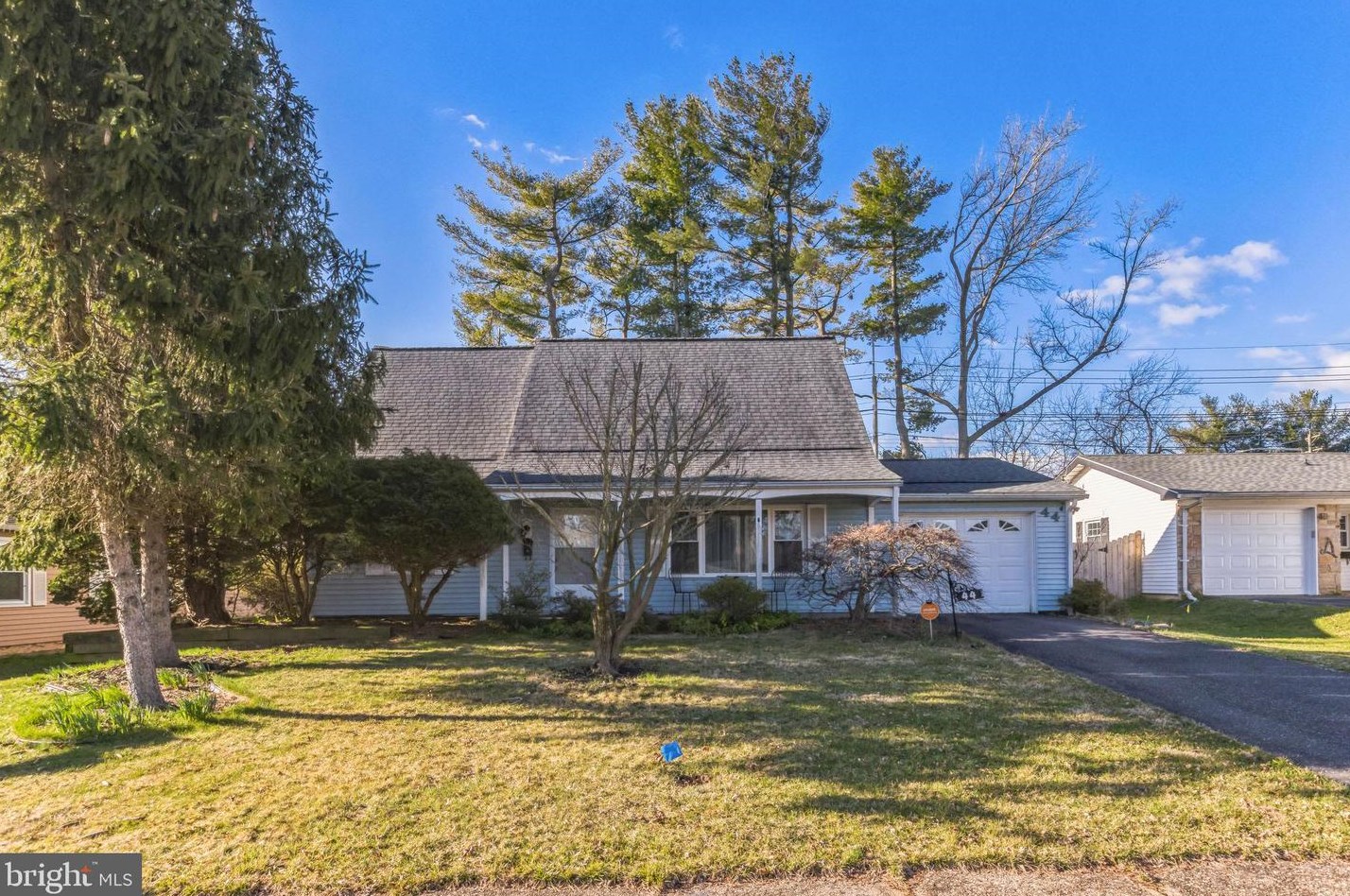 44 Holiday Ln, Willingboro, NJ 08046-1814