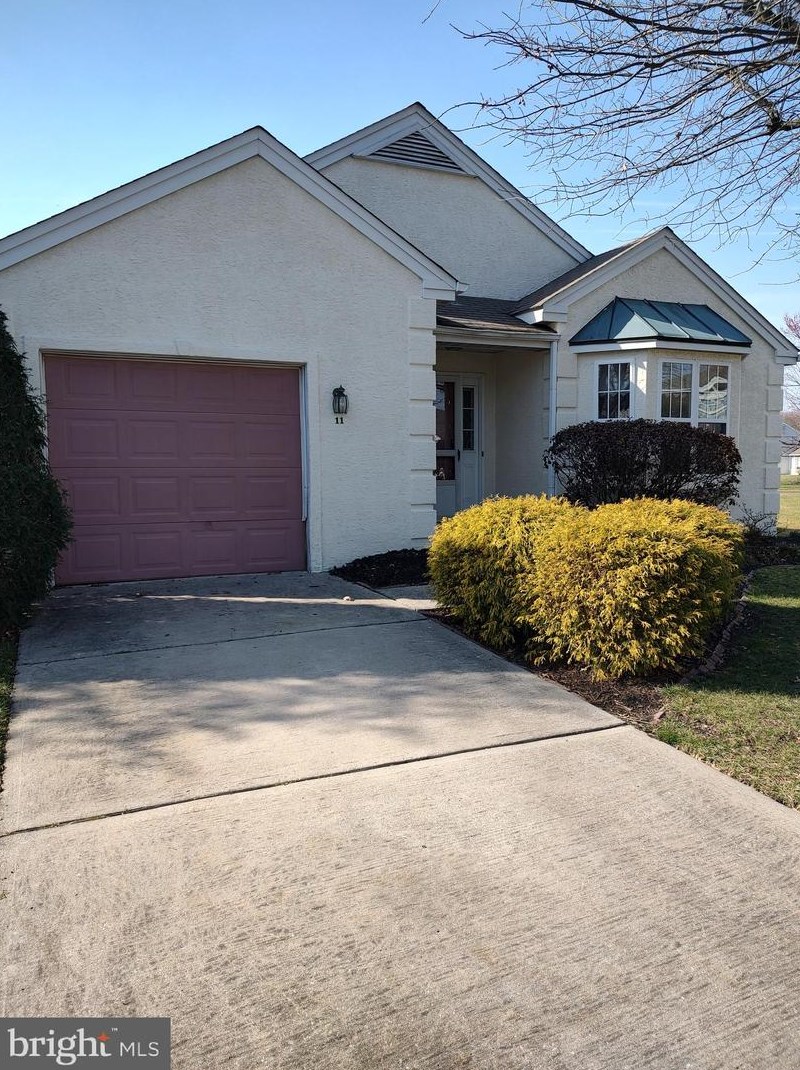 11 Buttonbush Ct, Mount Laurel, NJ 08054