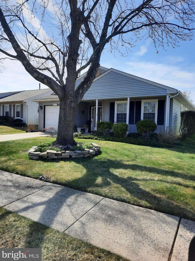 11 Meadowwood Ct, Columbus, NJ 08022-1026