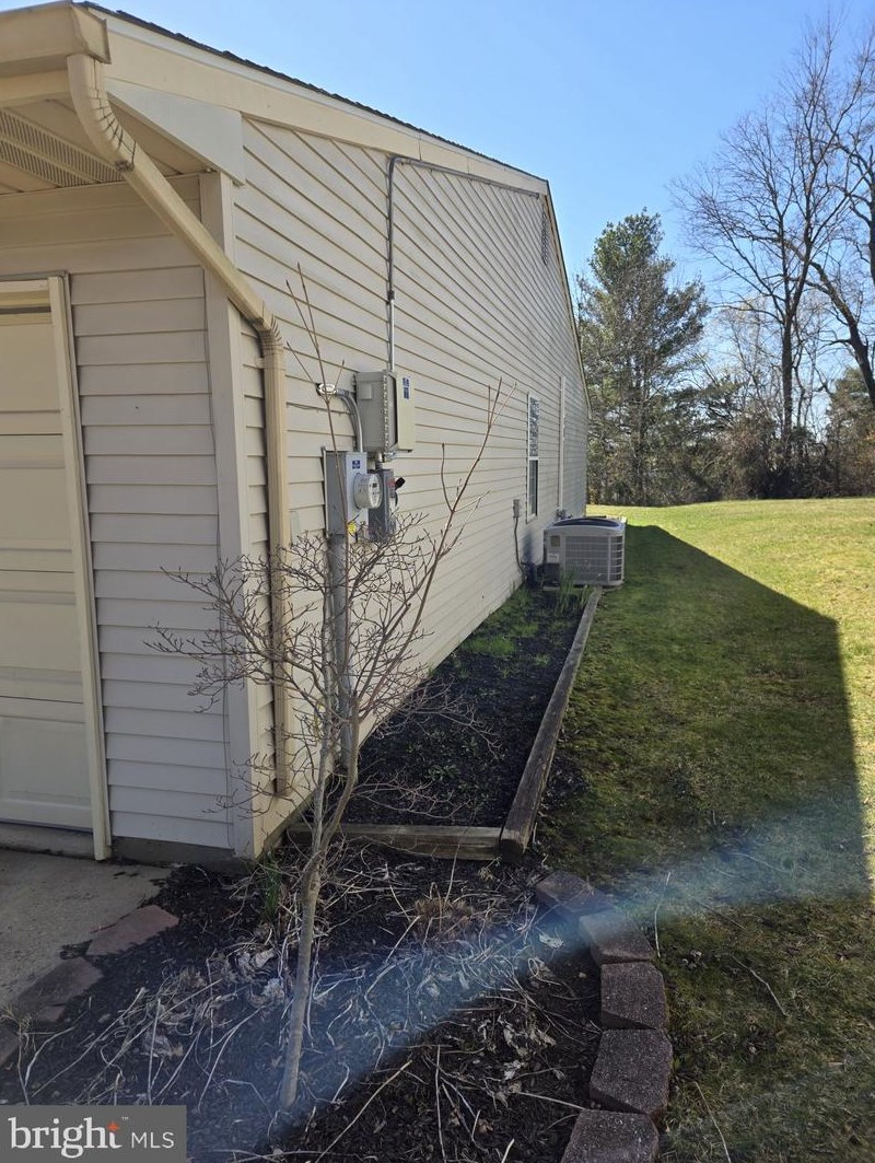 27 Hilltop Ln, Columbus NJ  08022-1008 exterior