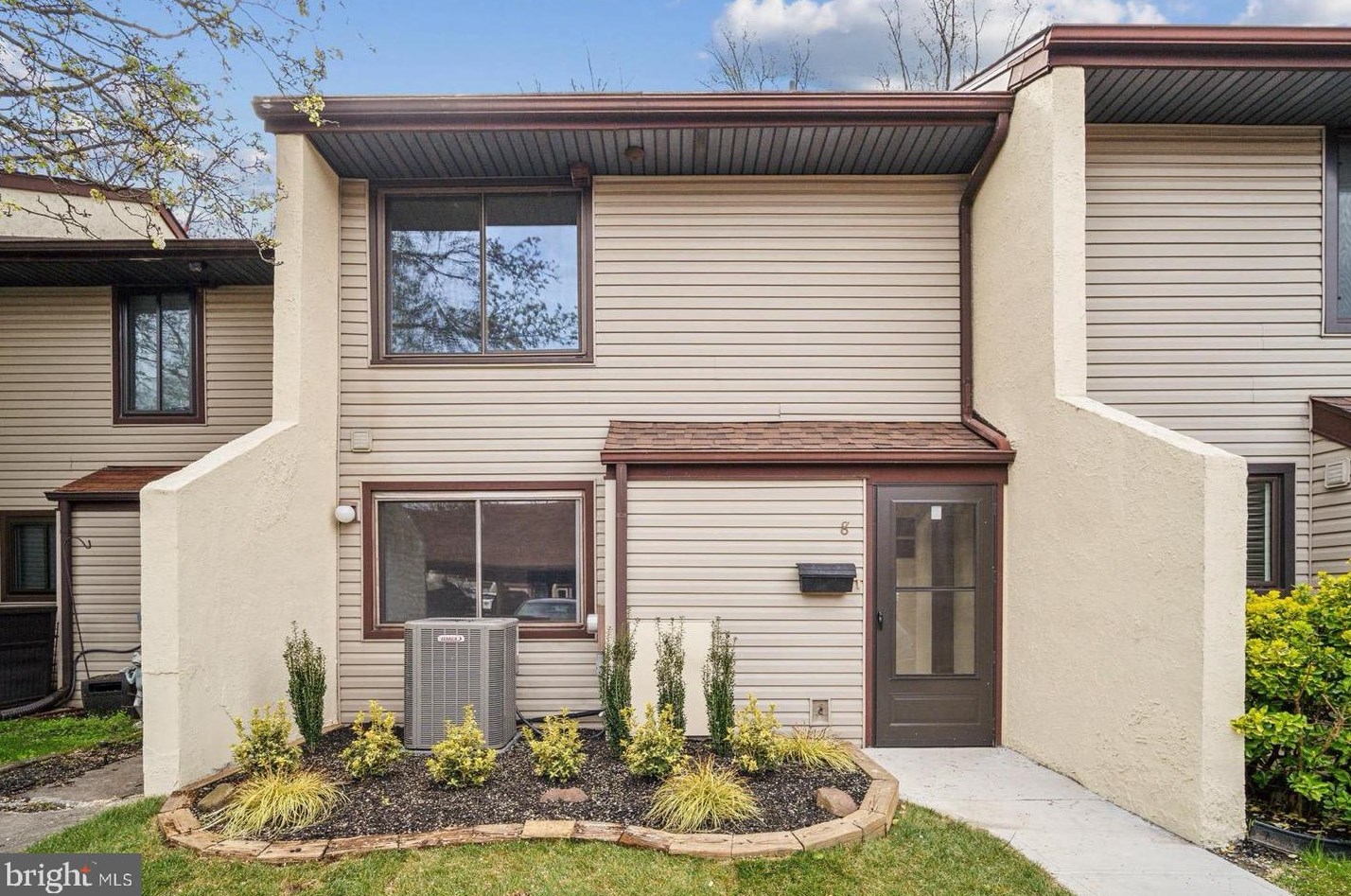 8 W Azalea Ln, Mount Laurel, NJ 08054