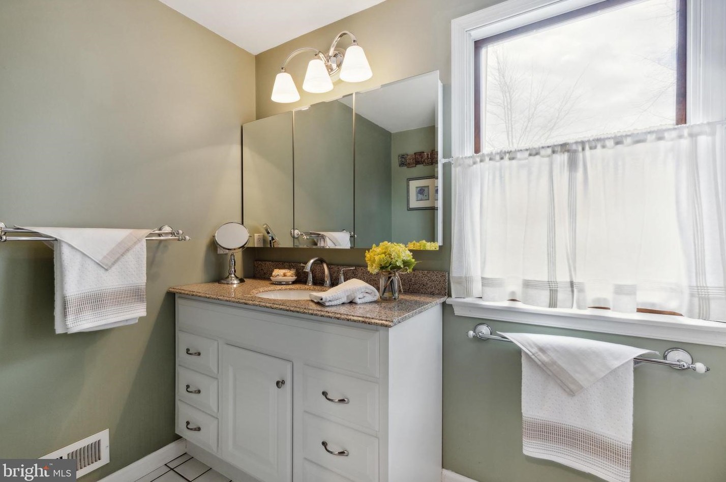 208 Andrews Ave, Moorestown NJ 08057-1237 exterior