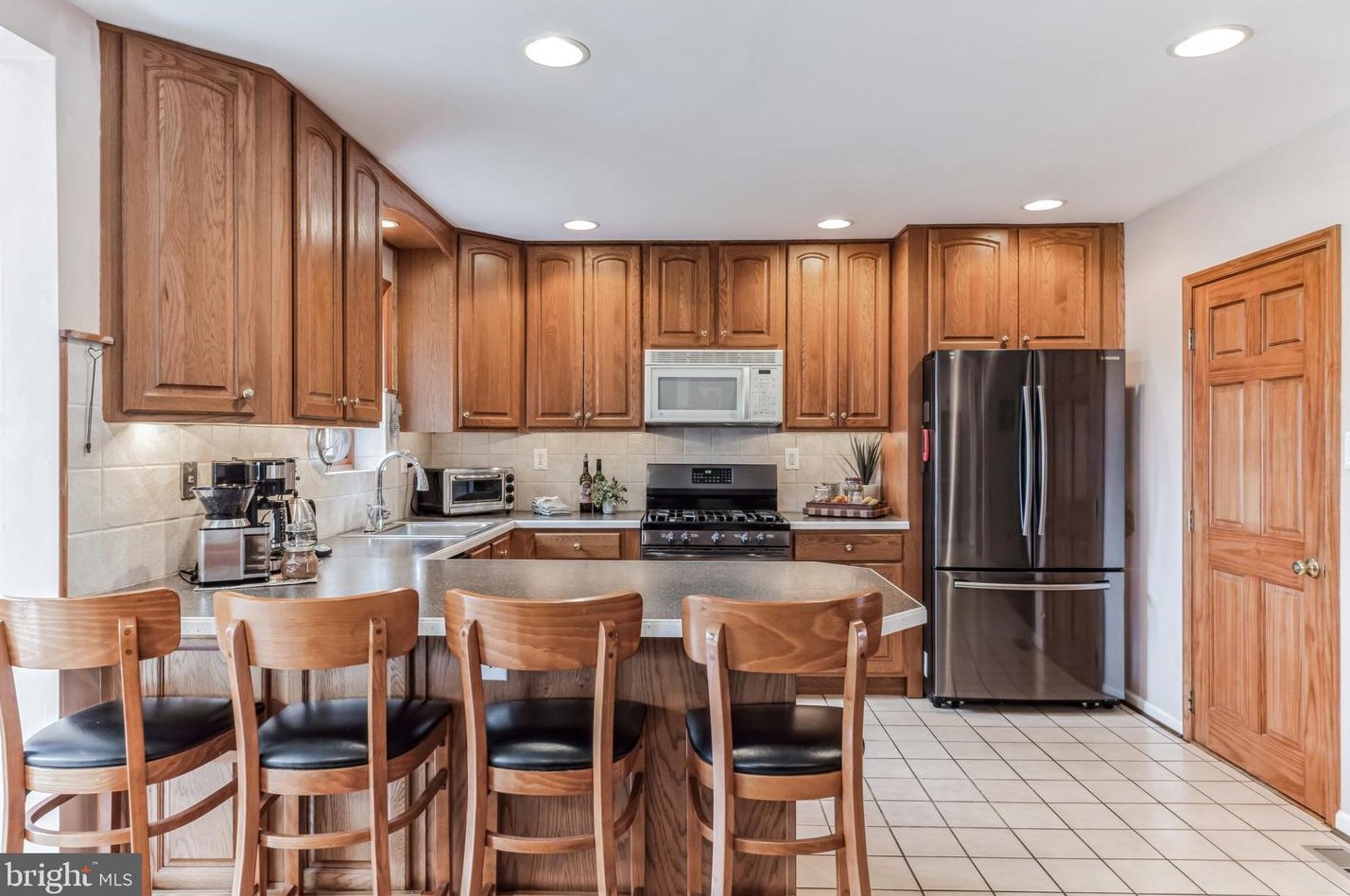 208 Andrews Ave, Moorestown NJ 08057-1237 exterior