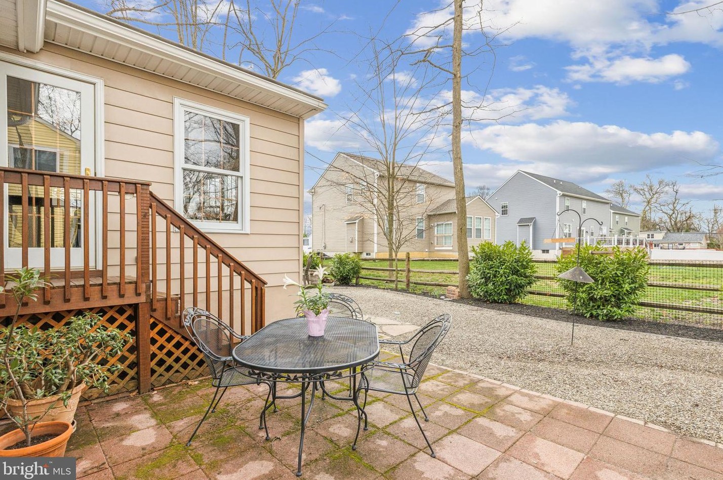 208 Andrews Ave, Moorestown NJ 08057-1237 exterior