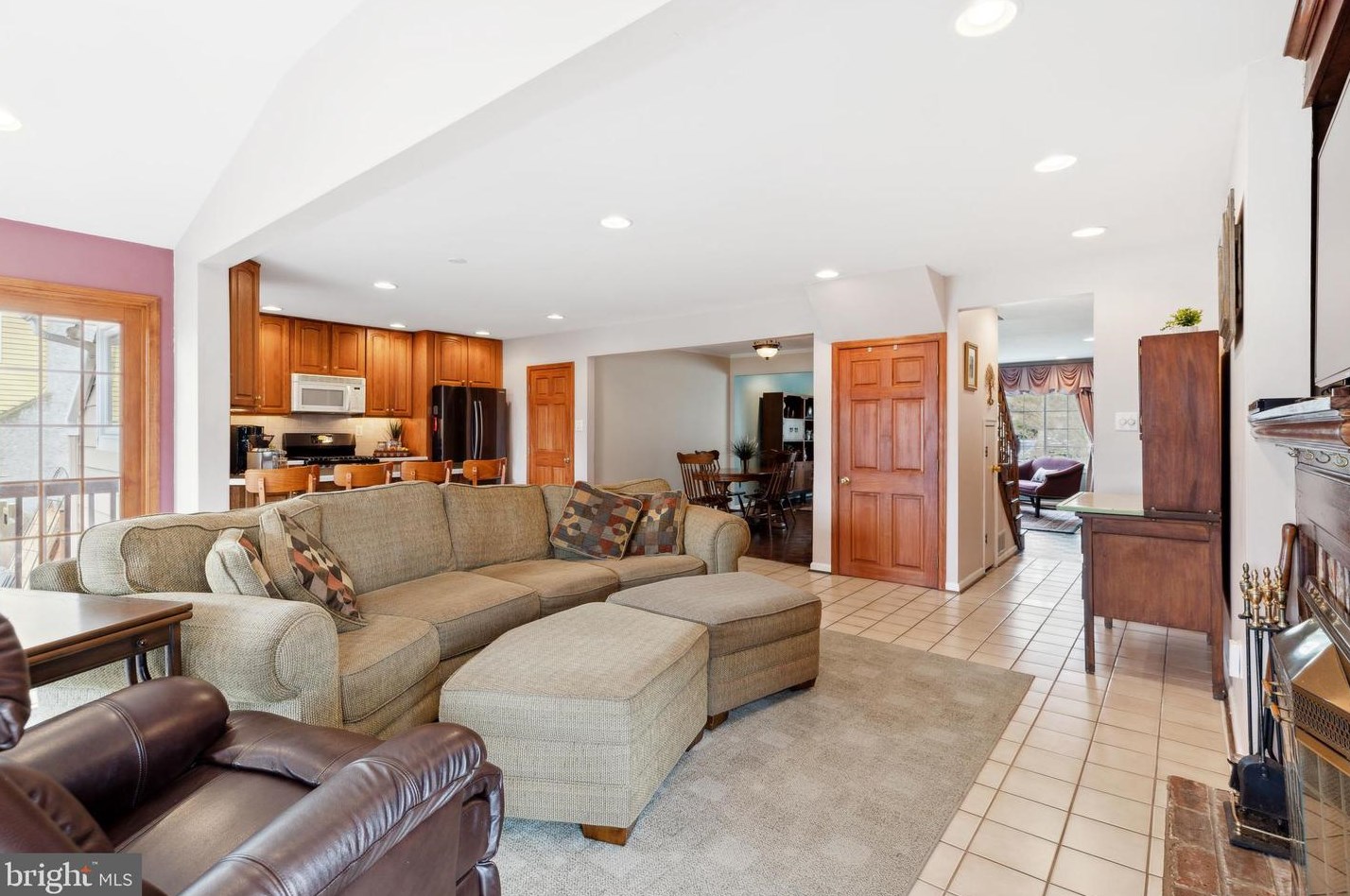 208 Andrews Ave, Moorestown NJ 08057-1237 exterior