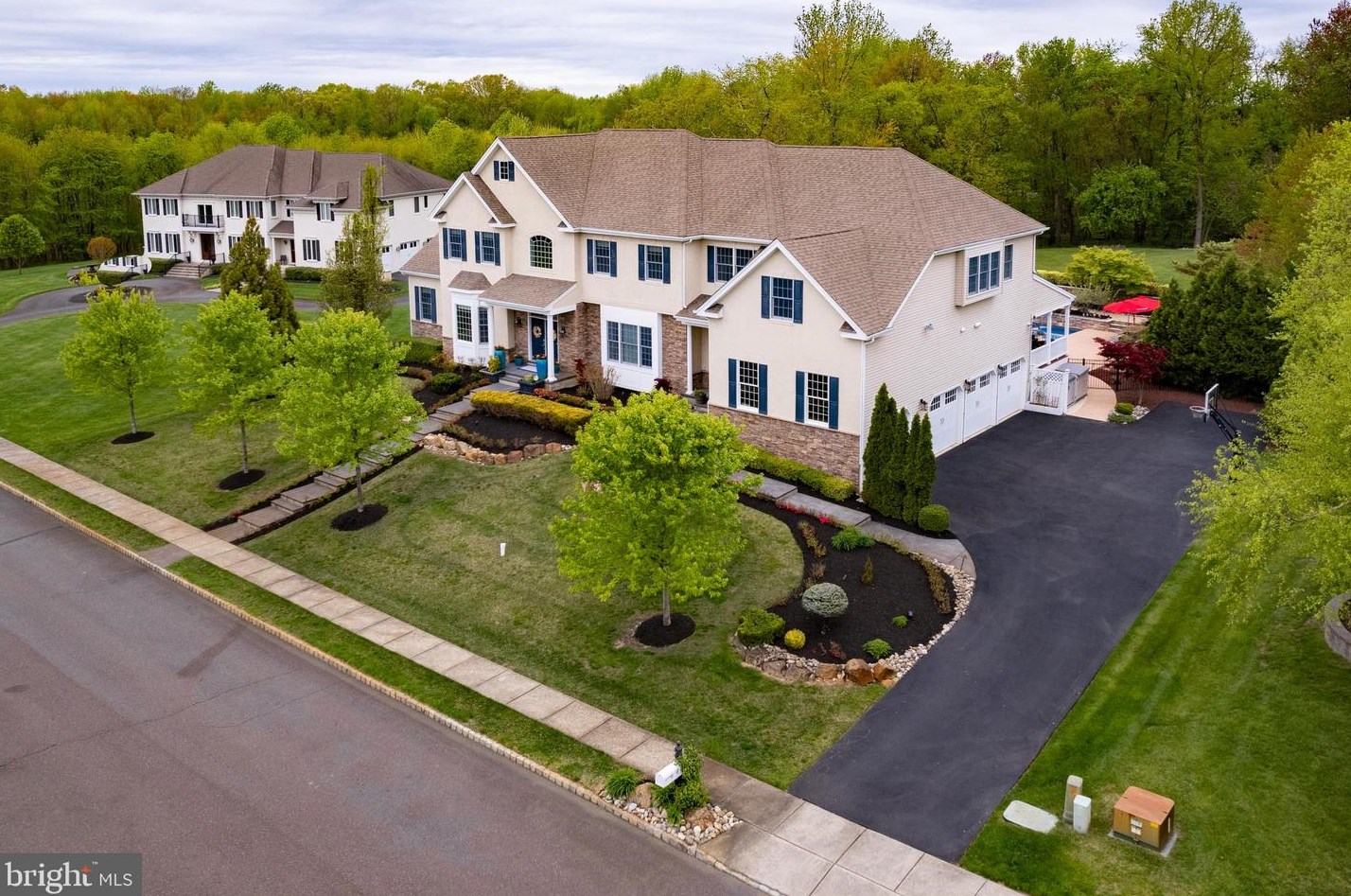 9 Canterbury Ct, Columbus, NJ 08022-2007