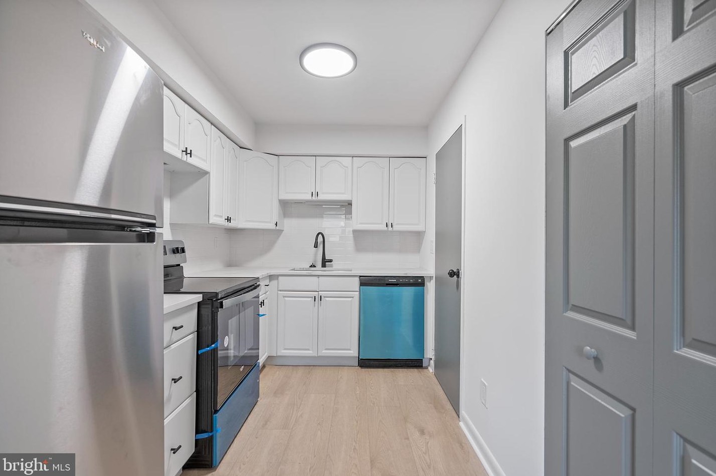 2021 Harbour Dr, Palmyra NJ 08065-1118 exterior