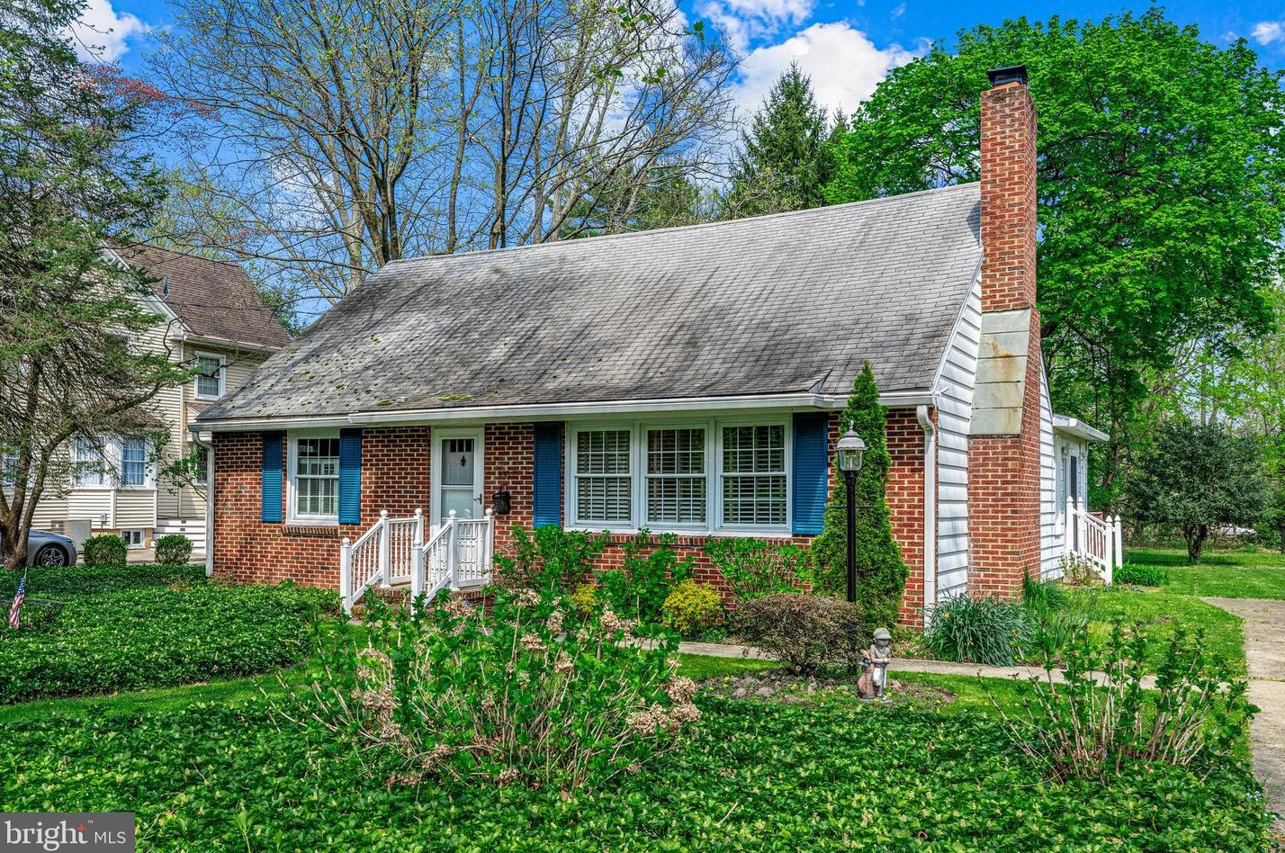 337 W 3rd St, Moorestown, NJ 08057