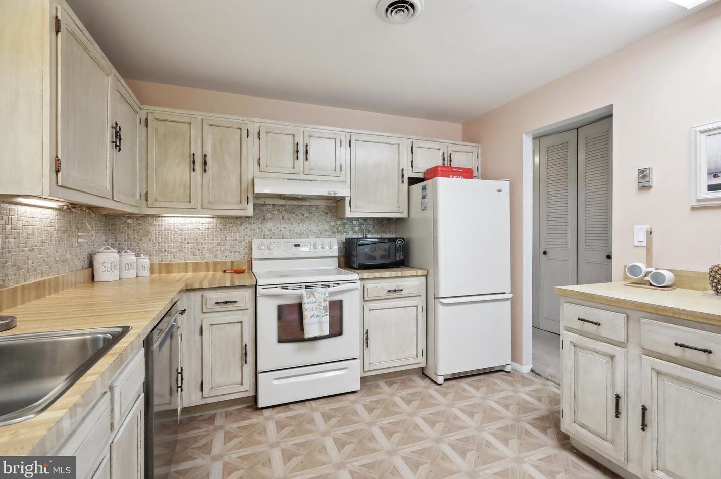 150 Dorchester Dr, Southampton NJ  08088-1326 exterior
