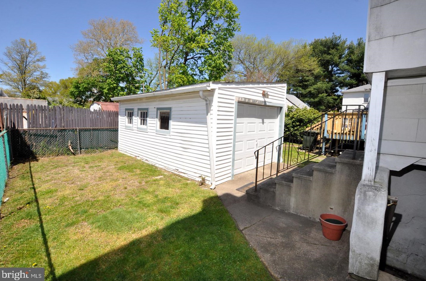 137 Juniper St, Burlington NJ 08016-1403 exterior