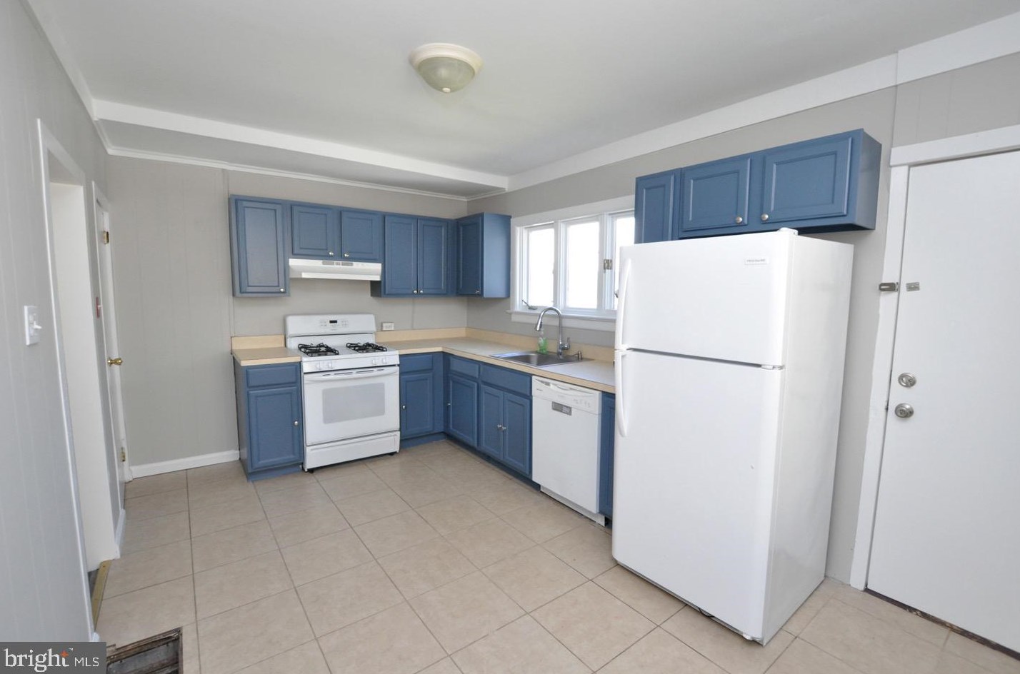 137 Juniper St, Burlington NJ 08016-1403 exterior