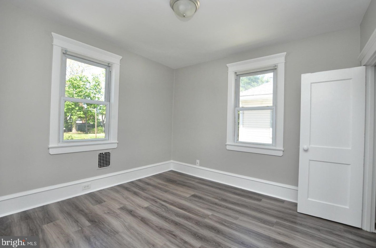 137 Juniper St, Burlington NJ 08016-1403 exterior