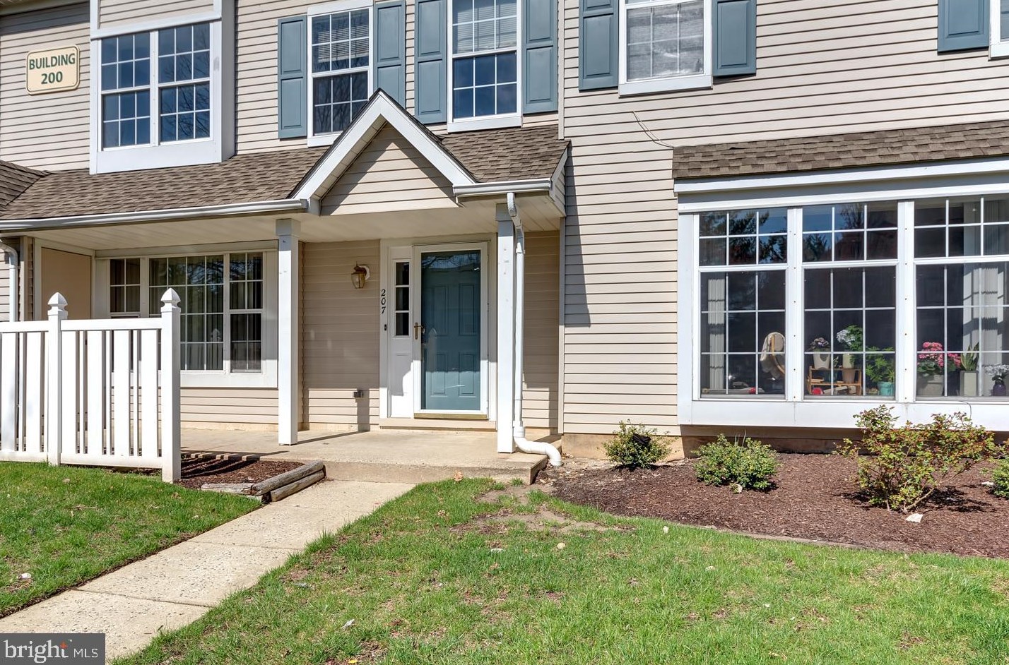 207 Oliphant Ln, Mount Laurel, NJ 08054