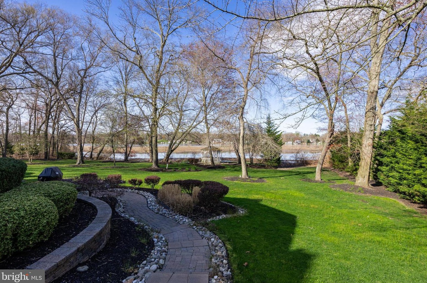 32 Cv Rd, Moorestown NJ 08057-3949 exterior