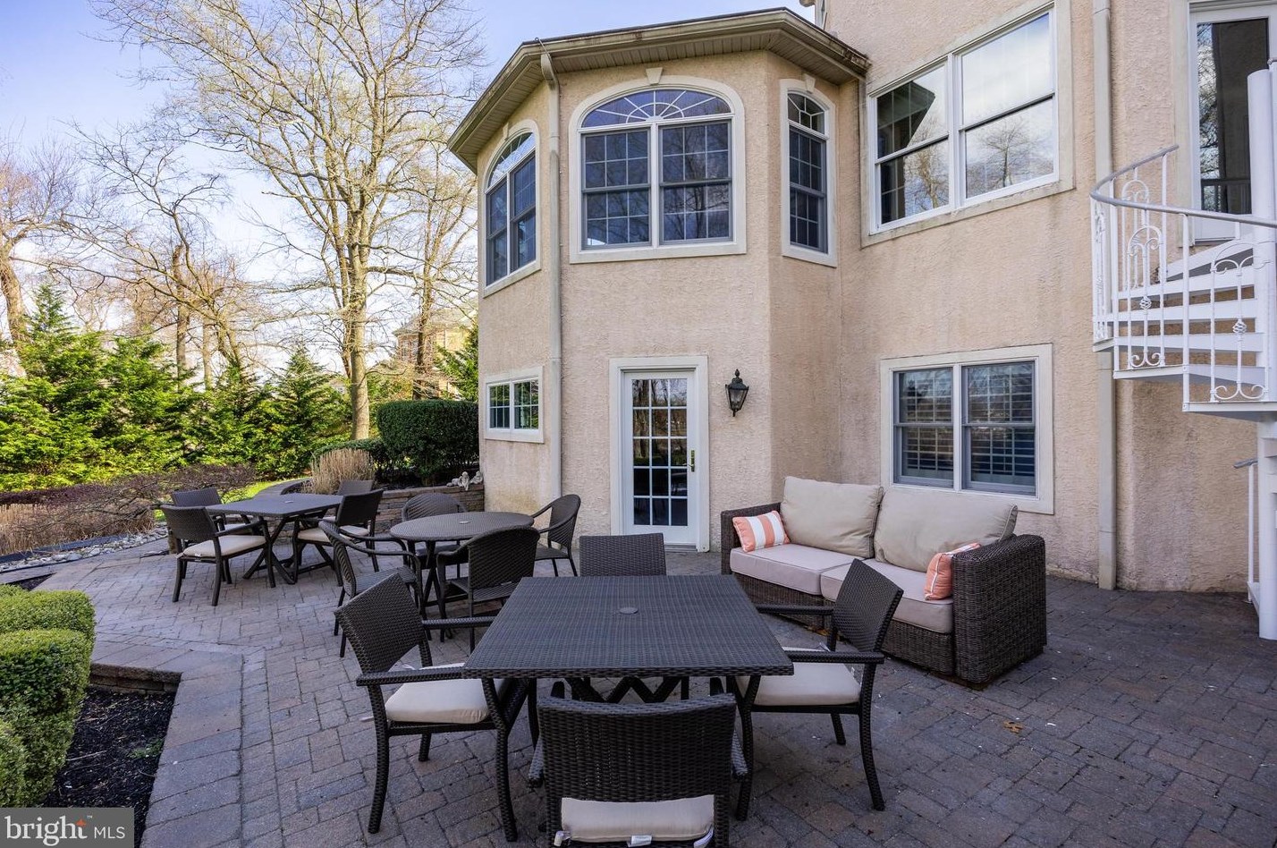 32 Cv Rd, Moorestown NJ 08057-3949 exterior