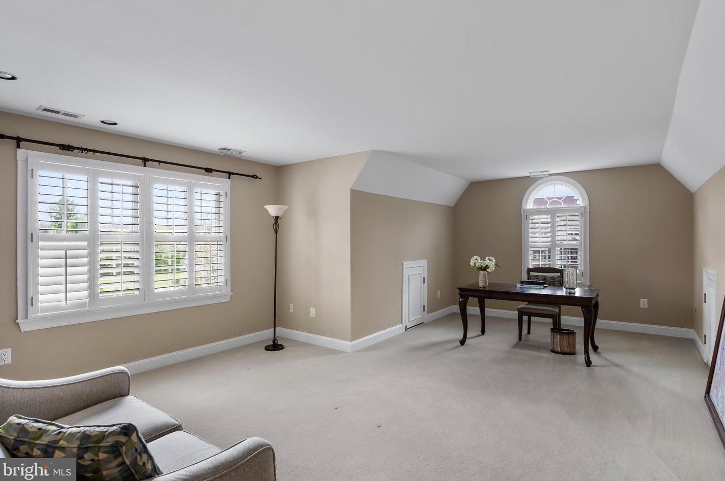 32 Cv Rd, Moorestown NJ 08057-3949 exterior