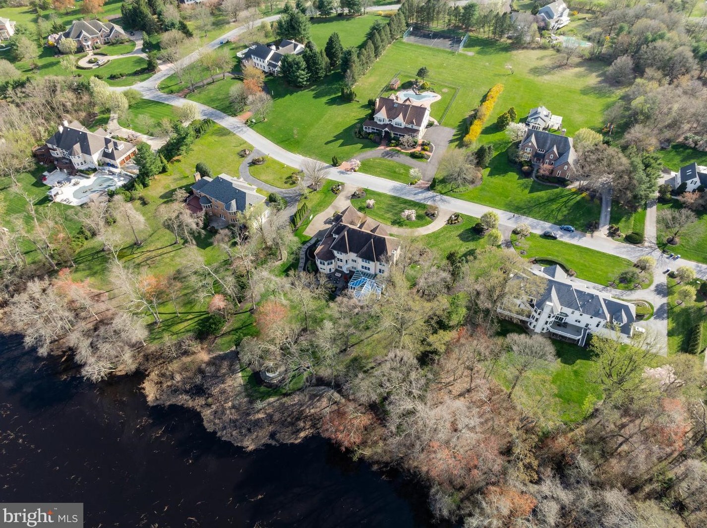 32 Cv Rd, Moorestown NJ 08057-3949 exterior