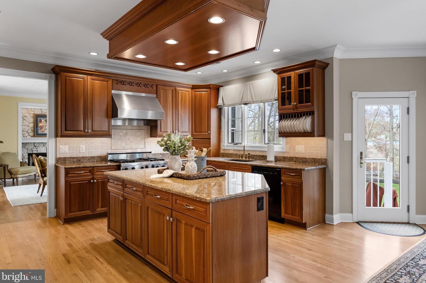 32 Cv Rd, Moorestown NJ 08057-3949 exterior