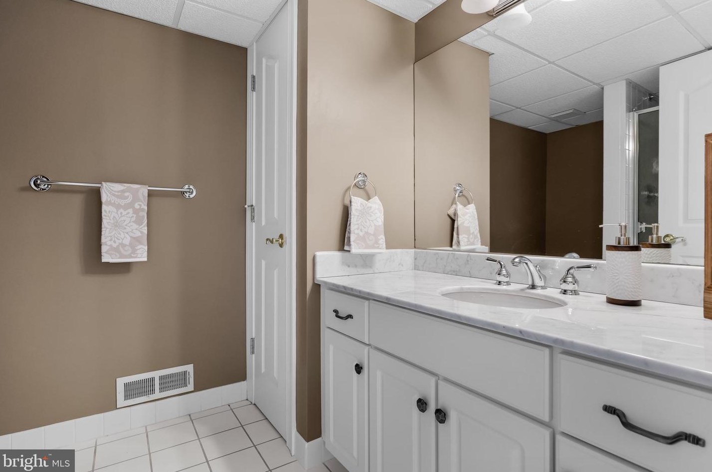 32 Cv Rd, Moorestown NJ 08057-3949 exterior