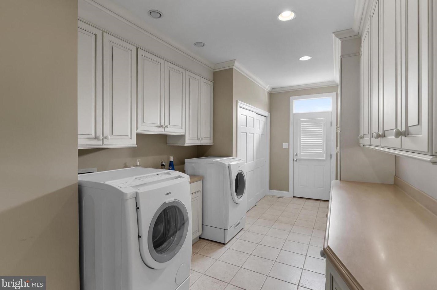 32 Cv Rd, Moorestown NJ 08057-3949 exterior