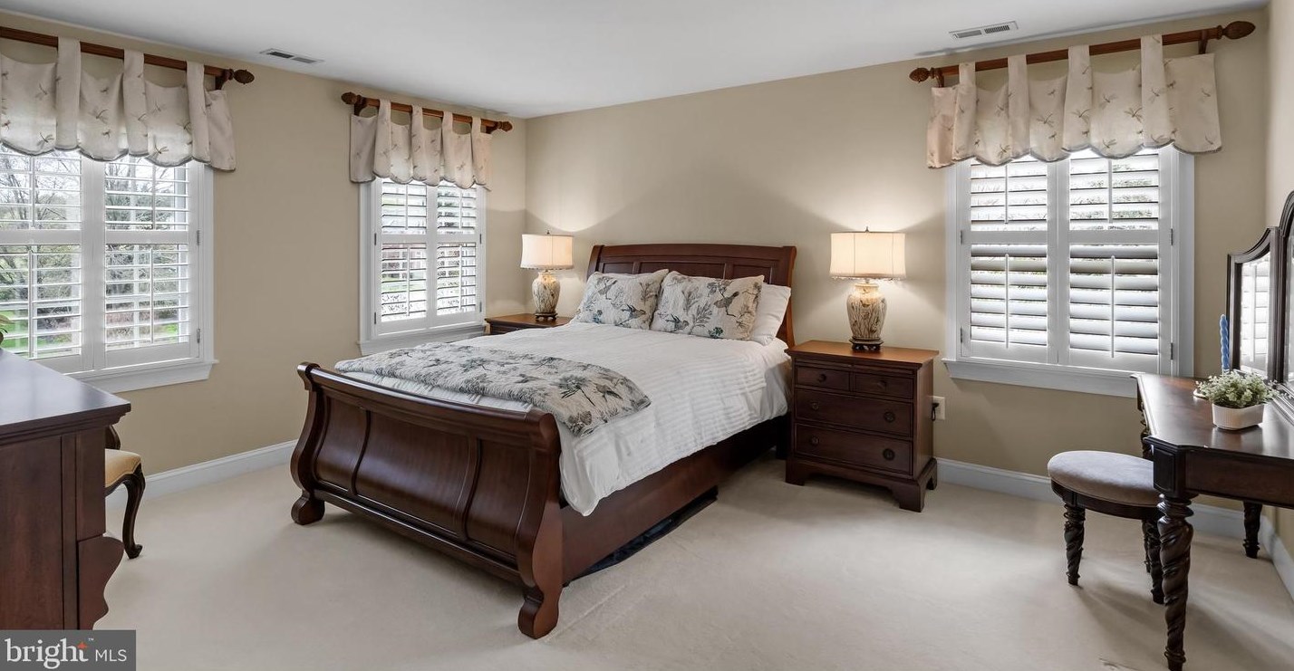 32 Cv Rd, Moorestown NJ 08057-3949 exterior