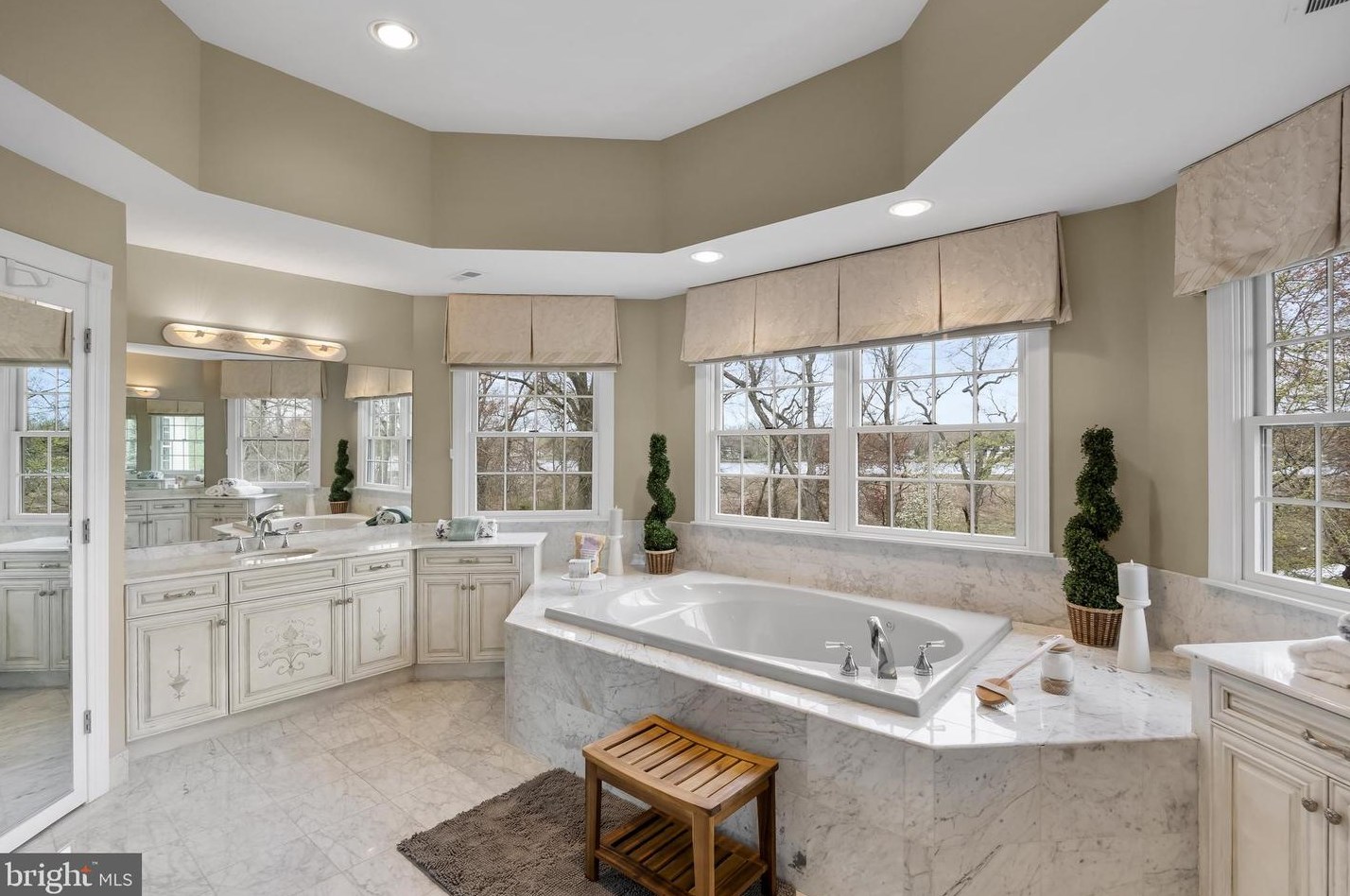 32 Cv Rd, Moorestown NJ 08057-3949 exterior