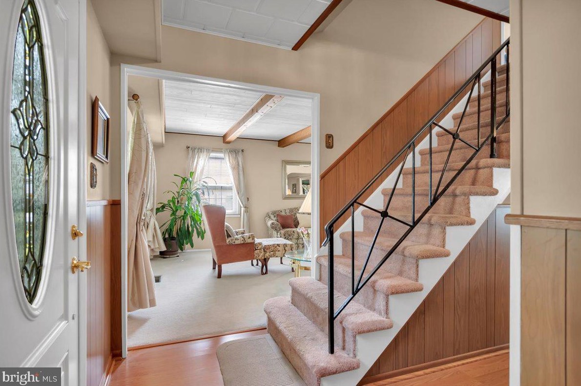 28 Hinsdale Ln, Willingboro, NJ 08046-1209